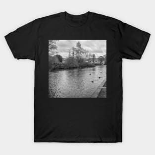 View over the River Wye in the Derbsyshire town of Bakewell T-Shirt